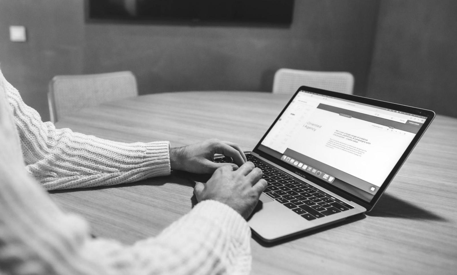 Espace de travail avec équipement pour l'apprentissage en ligne